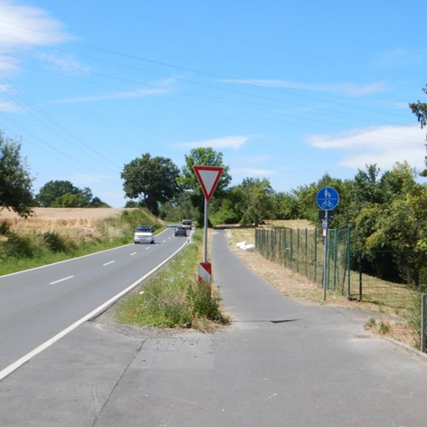 Straßenbegleitender Weg